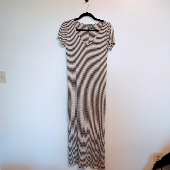 Olivia Rae Dresses & Skirts - Olivia Rae striped v neck dress with short sleeves size medium